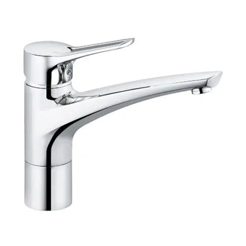 Küchenarmatur von Kludi mit einem geschwungenen Auslauf, einem Hebel für die Steuerung und in glänzendem Chrom-Finish.